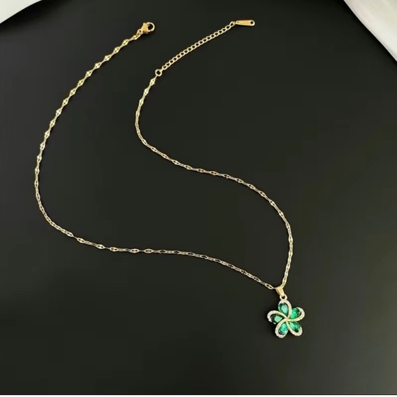 Green & Gold Flower Necklace! - Picture 5 of 5